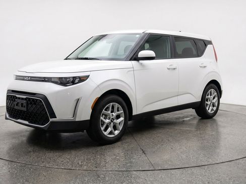 Used 2025 Kia Soul LX w/ LX Technology Package FWD image 3
