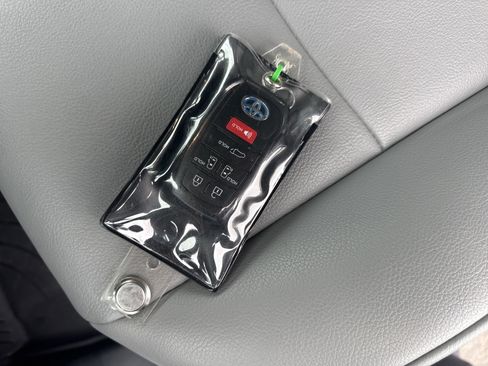 Used 2025 Toyota Sienna XLE w/ XLE Plus Package FWD image 38