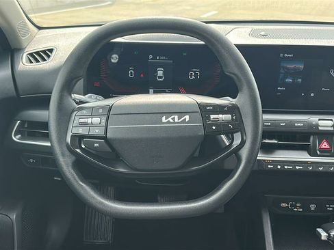 Used 2025 Kia K4 LXS image 22