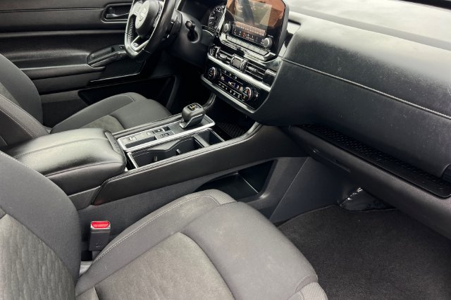 Used 2024 Nissan Pathfinder SV FWD image 21