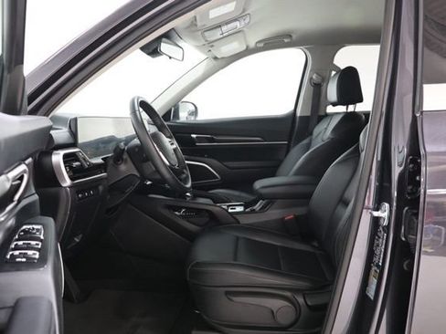 Used 2025 Kia Telluride LX FWD image 13