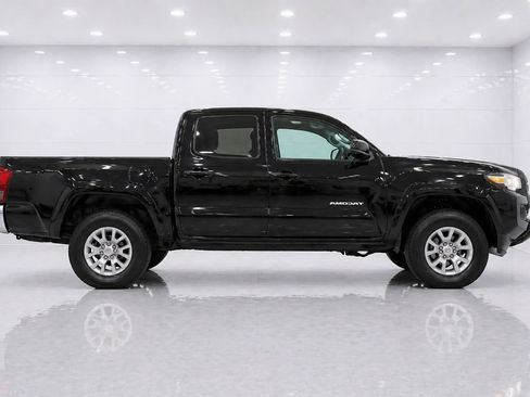 Used 2017 Toyota Tacoma SR5 AWD/4WD image 6