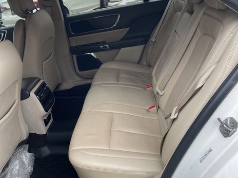 Used 2017 Lincoln Continental Select image 7