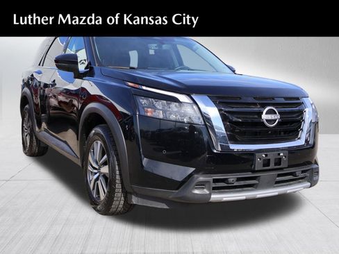 Used 2025 Nissan Pathfinder SL image 1