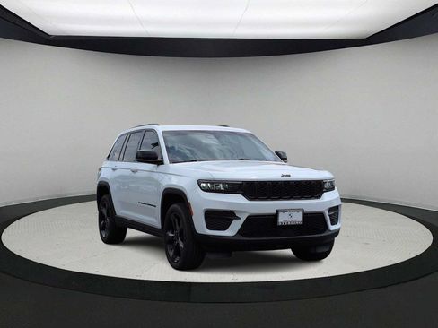 Used 2023 Jeep Grand Cherokee Altitude AWD/4WD image 2