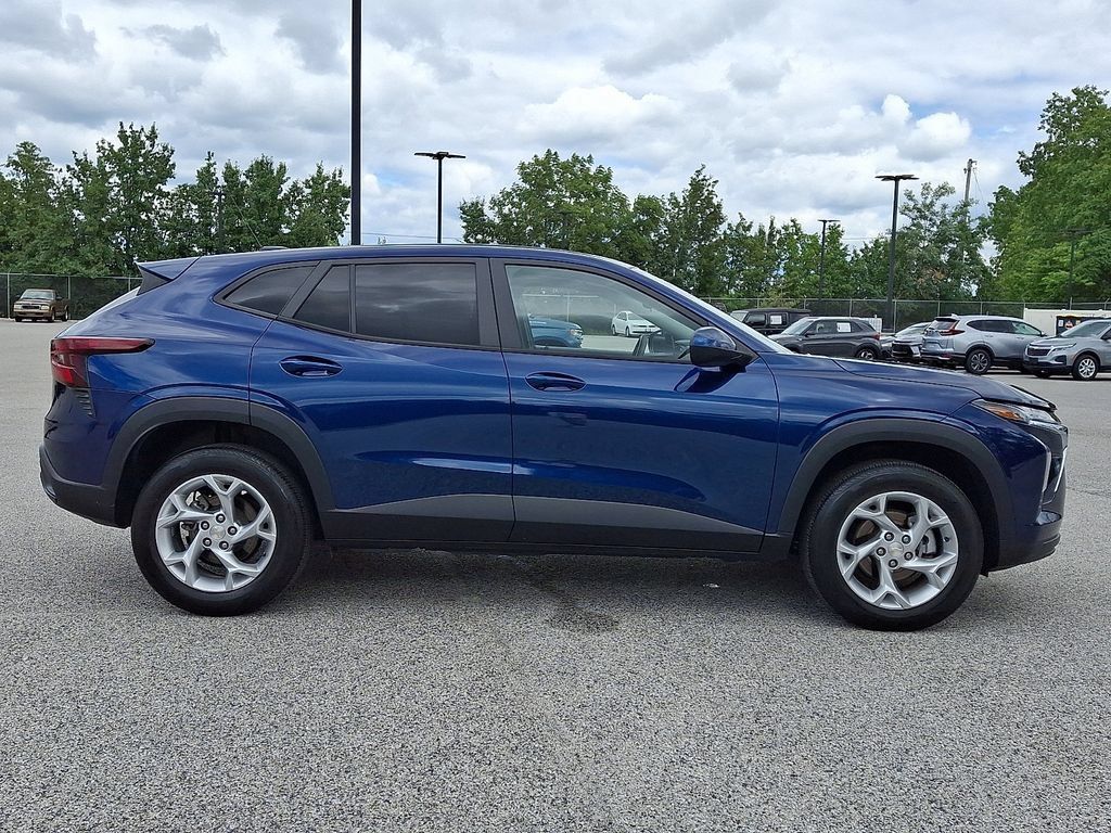 Used 2024 Chevrolet Trax LS w/ LS Convenience Package FWD image 10
