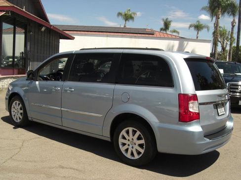 Used 2013 Chrysler Town & Country Touring image 10