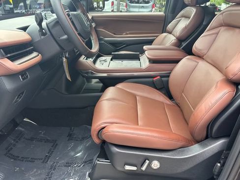 New 2026 Lincoln Navigator L Reserve AWD/4WD image 10