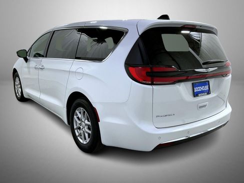 Used 2025 Chrysler Pacifica Select image 7
