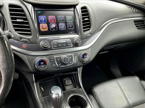 Used 2017 Chevrolet Impala LT w/ Convenience Package image 29