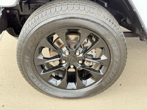Used 2023 Jeep Gladiator Overland AWD/4WD image 13