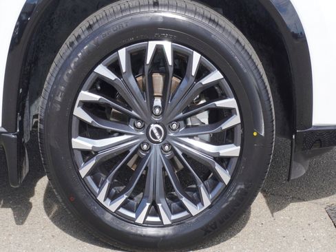 Used 2024 Nissan Rogue Platinum image 5