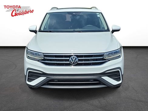 Used 2024 Volkswagen Tiguan SE w/ Panoramic Sunroof Package FWD image 2