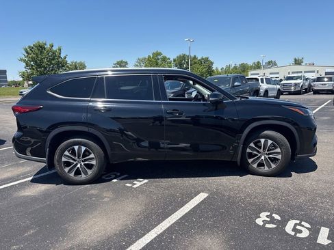 Used 2021 Toyota Highlander XLE AWD/4WD image 13