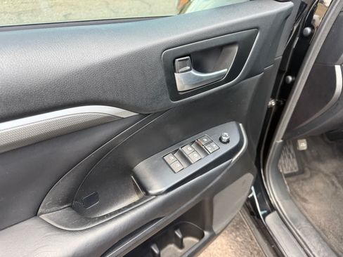 Used 2018 Toyota Highlander SE FWD image 17