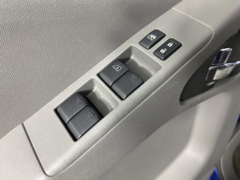 Used 2012 Nissan Frontier SV image 18