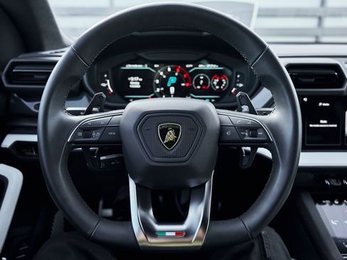 Used 2025 Lamborghini Urus SE image 54