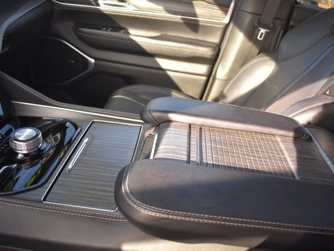 Used 2024 Jeep Wagoneer L Series II w/ Premium Group I image 25