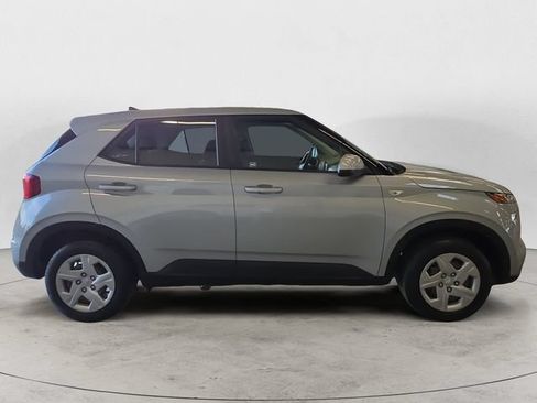Used 2020 Hyundai Venue SE FWD image 4