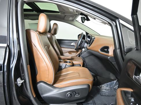 Used 2017 Chrysler Pacifica Limited FWD image 13