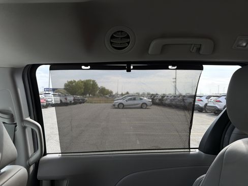 Used 2019 Toyota Sienna XLE Premium AWD/4WD image 31