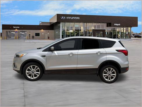 Used 2019 Ford Escape SE FWD image 2