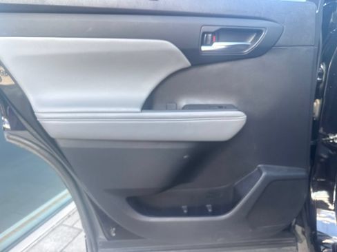Used 2021 Toyota Highlander XLE AWD/4WD image 19