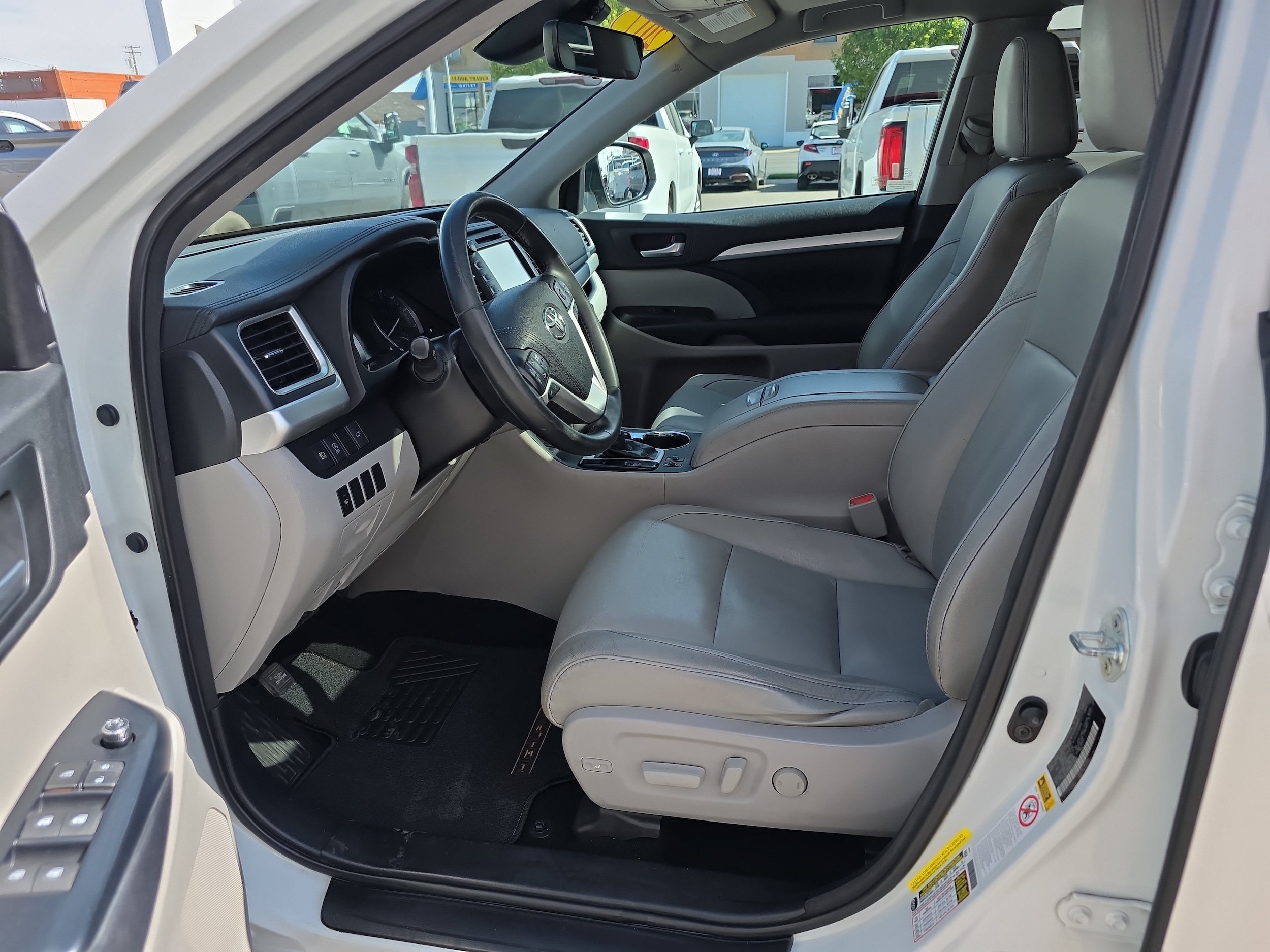Used 2017 Toyota Highlander XLE FWD image 2