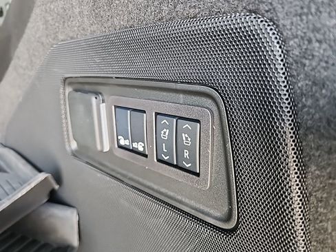 Used 2024 Cadillac Escalade ESV Premium Luxury image 25