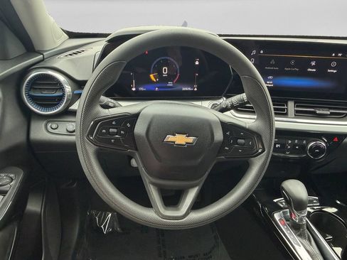 Used 2025 Chevrolet Trax LT FWD image 17