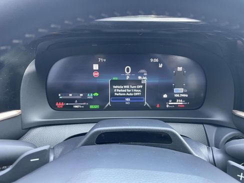 Used 2025 Toyota Crown Signia w/ Advanced Technology Package image 38