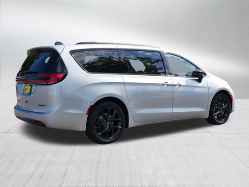 New 2026 Chrysler Pacifica Limited w/ S Appearance Package FWD image 7