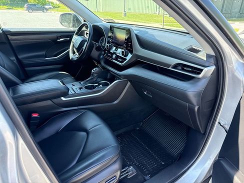 Used 2022 Toyota Highlander XLE AWD/4WD image 16