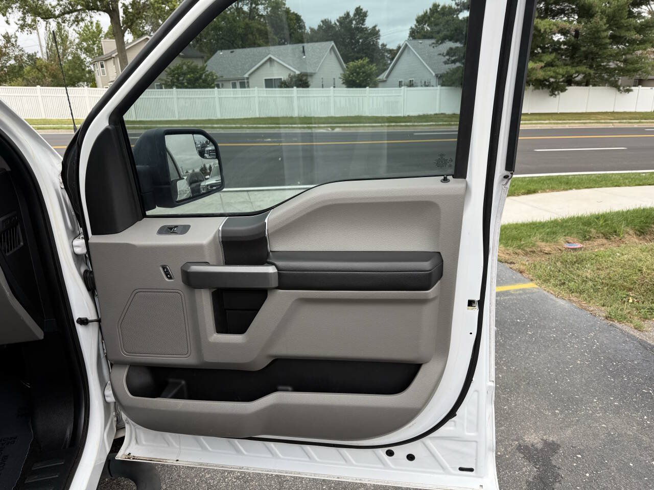 Used 2016 Ford F150 XLT w/ Equipment Group 301A Mid AWD/4WD image 9