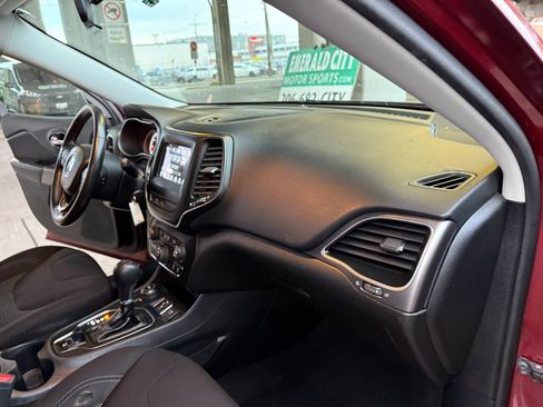 Used 2020 Jeep Cherokee Latitude w/ Cold Weather Group image 20