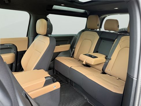 Certified 2025 Land Rover Defender 90 V8 AWD/4WD image 28