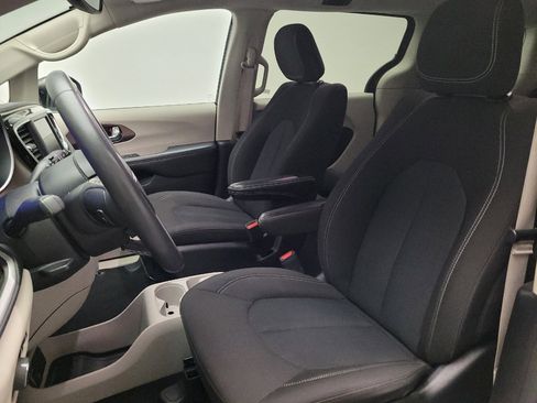 Used 2023 Chrysler Voyager LX FWD image 17