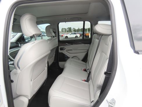 Used 2022 Jeep Grand Cherokee Overland w/ Luxury Tech Group IV AWD/4WD image 21