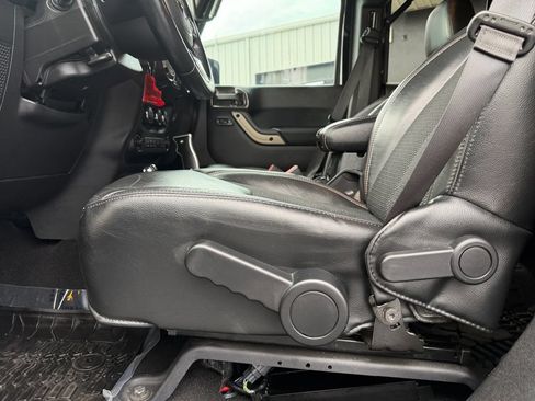 Used 2017 Jeep Wrangler Unlimited Sahara AWD/4WD image 40