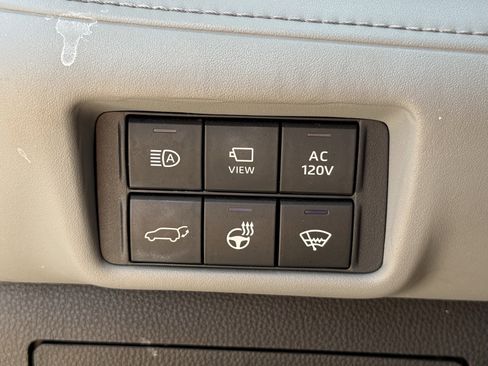 Used 2021 Toyota Highlander Limited image 21