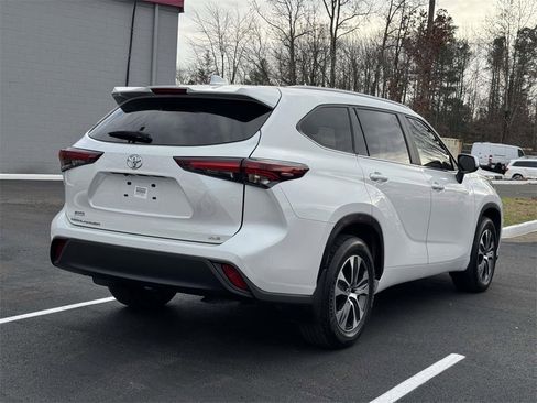 Used 2024 Toyota Highlander XLE image 22