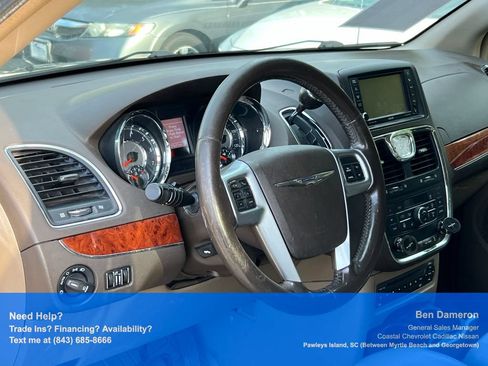 Used 2013 Chrysler Town & Country Touring-L w/ Entertainment Group #2 FWD image 6