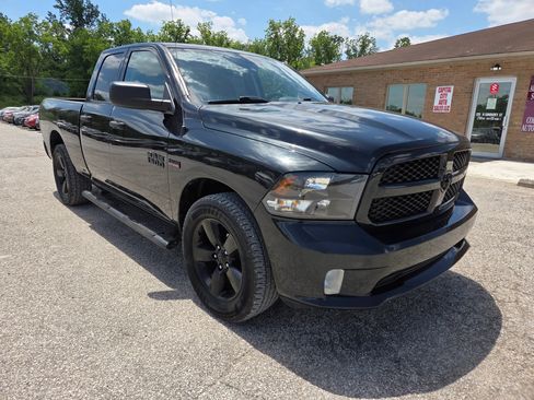 Used 2018 RAM 1500 Express w/ Black Ram 1500 Express Group AWD/4WD image 3