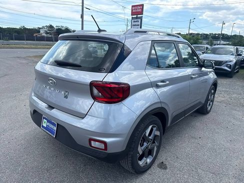 Used 2025 Hyundai Venue SEL FWD image 5