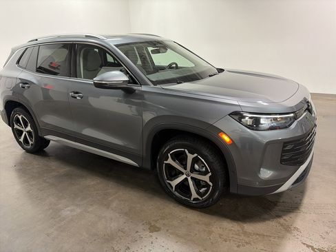 New 2026 Volkswagen Tiguan SE image 2