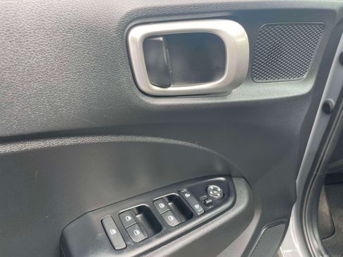 Used 2022 Hyundai Venue SEL FWD image 14