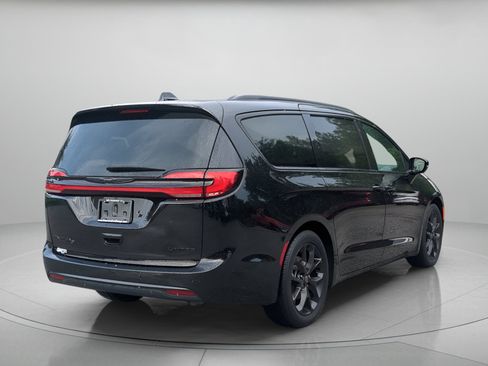 Used 2025 Chrysler Pacifica Limited FWD image 40