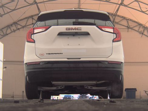 Used 2022 GMC Terrain SLE w/ Elevation Edition image 8