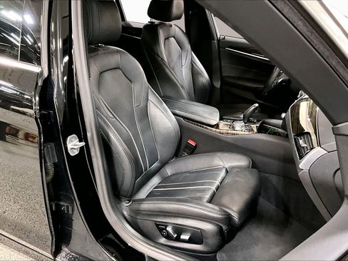 Used 2020 BMW 530i w/ Convenience Package RWD image 9