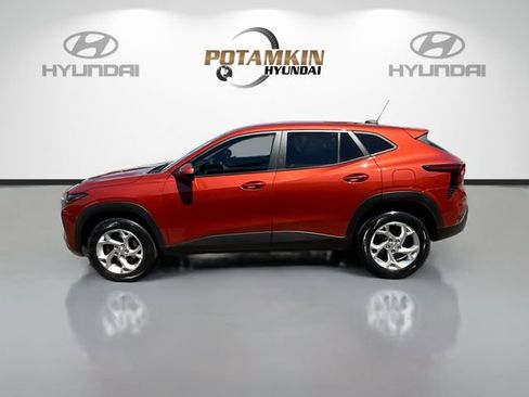 Used 2024 Chevrolet Trax LS w/ LS Convenience Package image 8